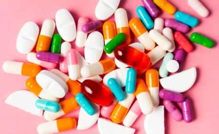 разбросанные разноцветные бадды на столе для работы костного мозга