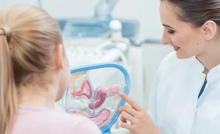 доктор разговаривает с пациенткой о менопаузе