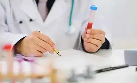 доктор пишет в журнале про анализ крови