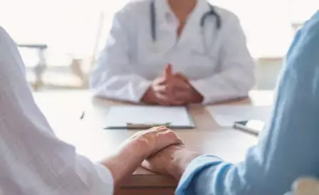 семейная пара у доктора на приеме