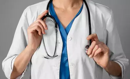 фото девушки врача в белом халате и стетоскопом в руках