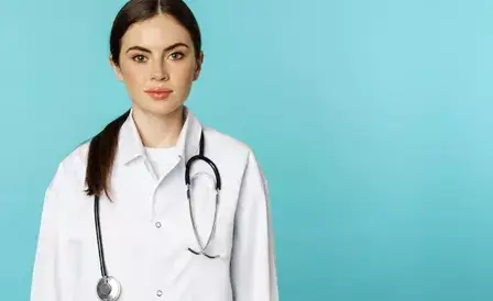 фото девушки врача в белом халате и стетоскопом на шее